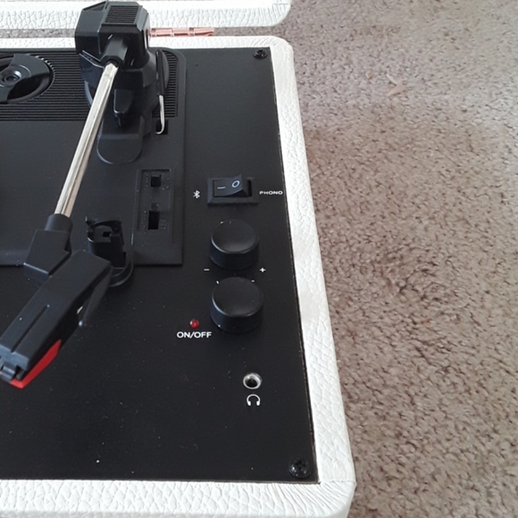 Ridiculously cute crosley record player - Picture 5 of 10